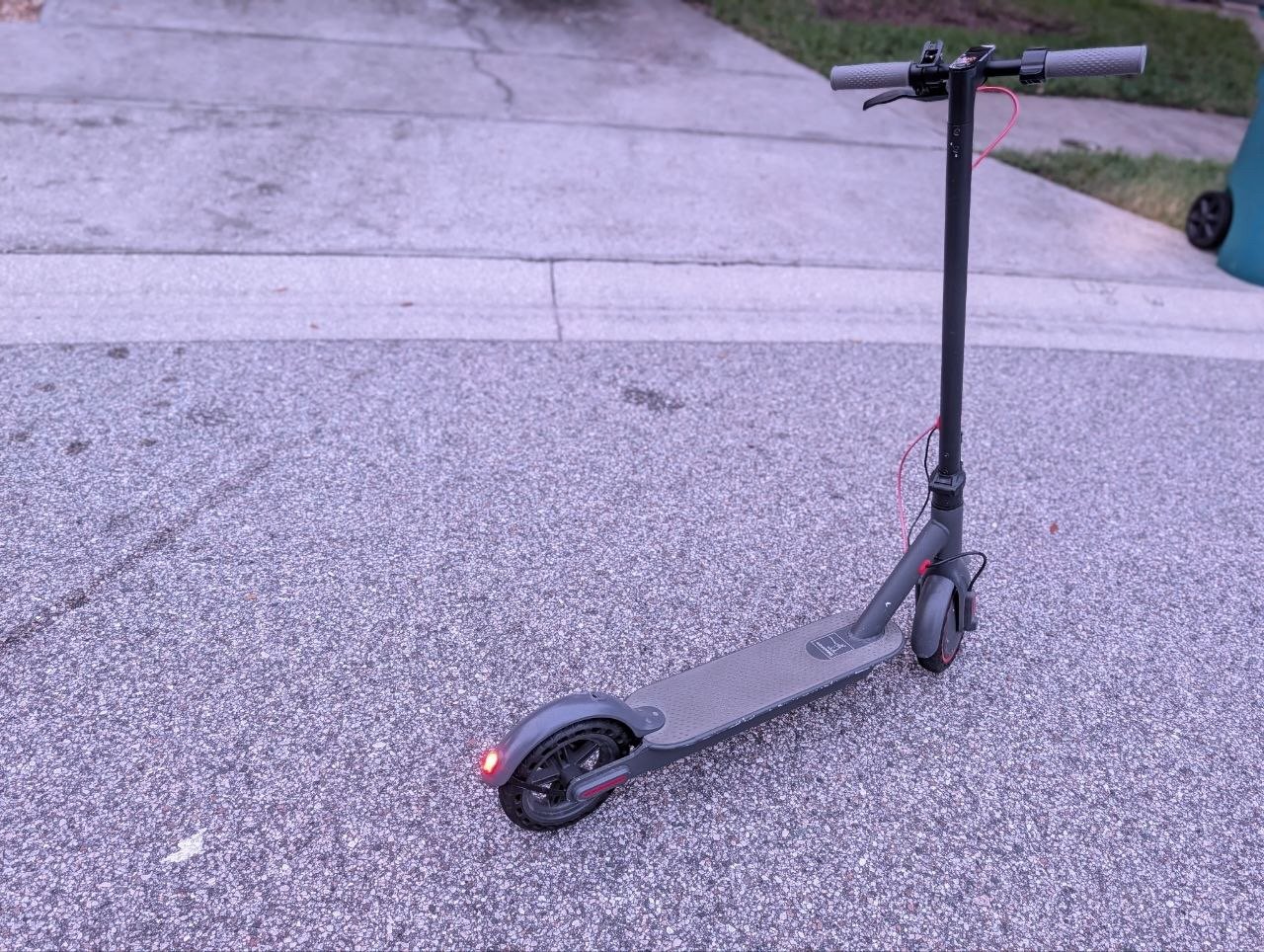 Patinete Elétrico Dobrável Cinza Escuro com Detalhes Vermelhos