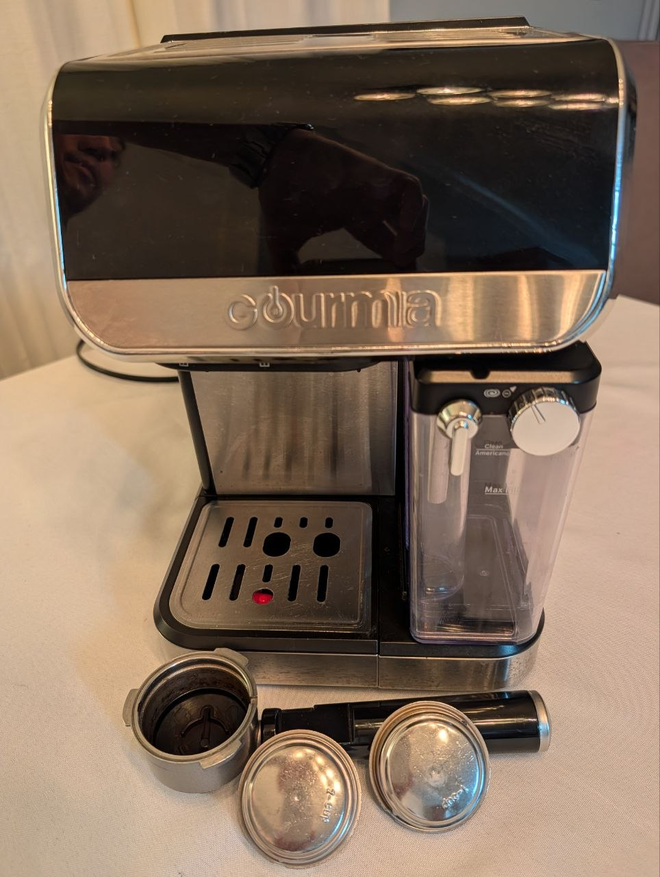 Máquina de Café Expresso e Cappuccino Gourmia com Reservatório de Leite