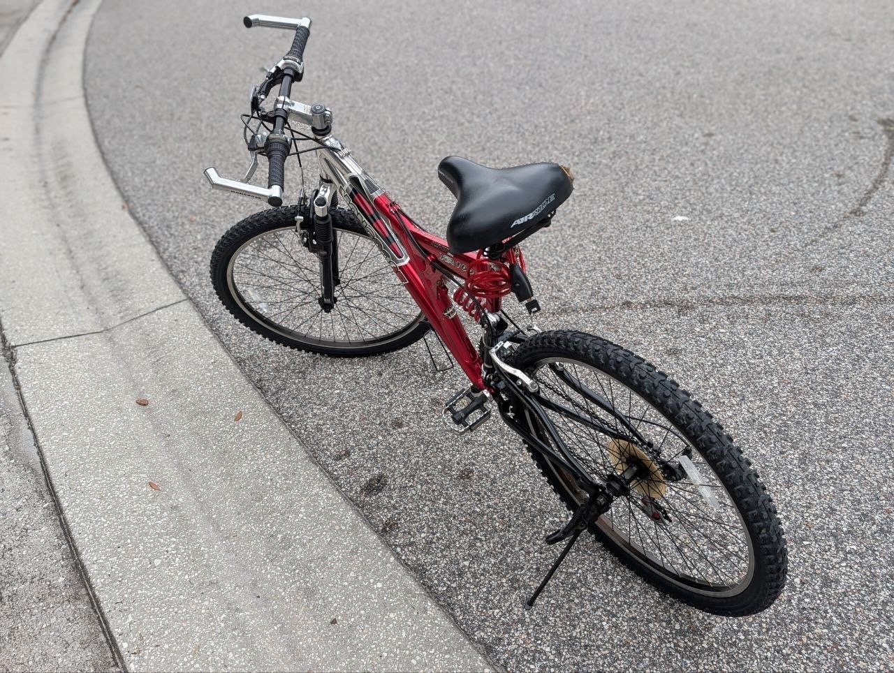 Bicicleta com Suspensão e Quadro na Cor Vermelha