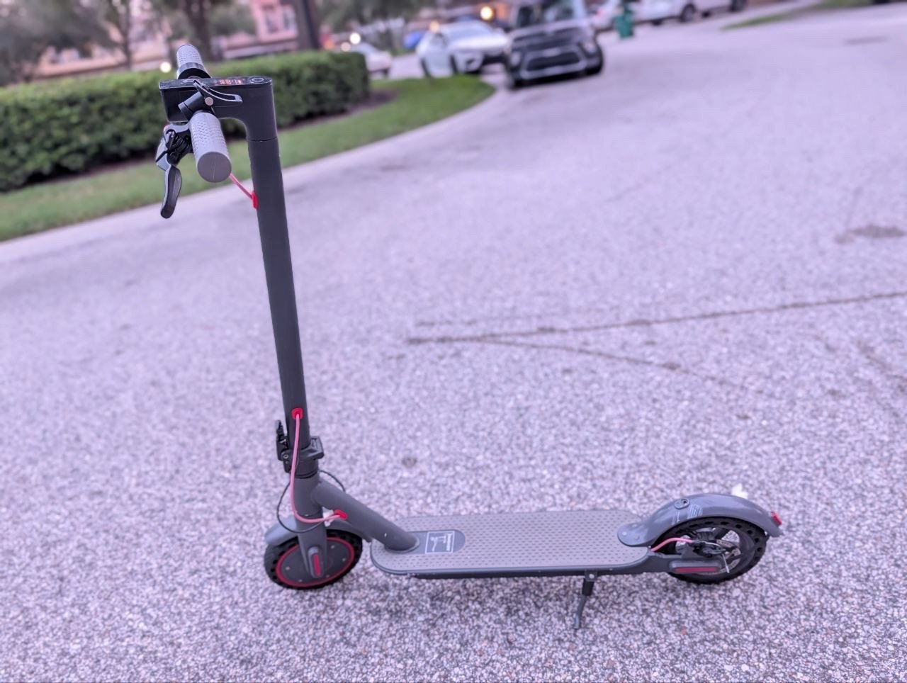 Patinete Elétrico Dobrável Cinza Escuro com Detalhes Vermelhos