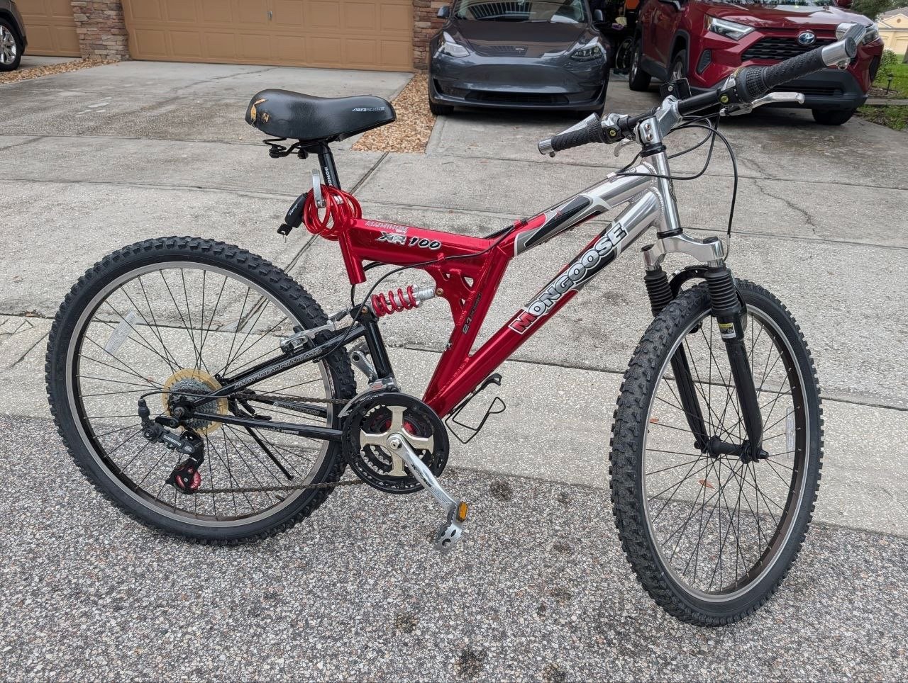 Bicicleta Mountain Bike Mongoose Vermelha e Prata