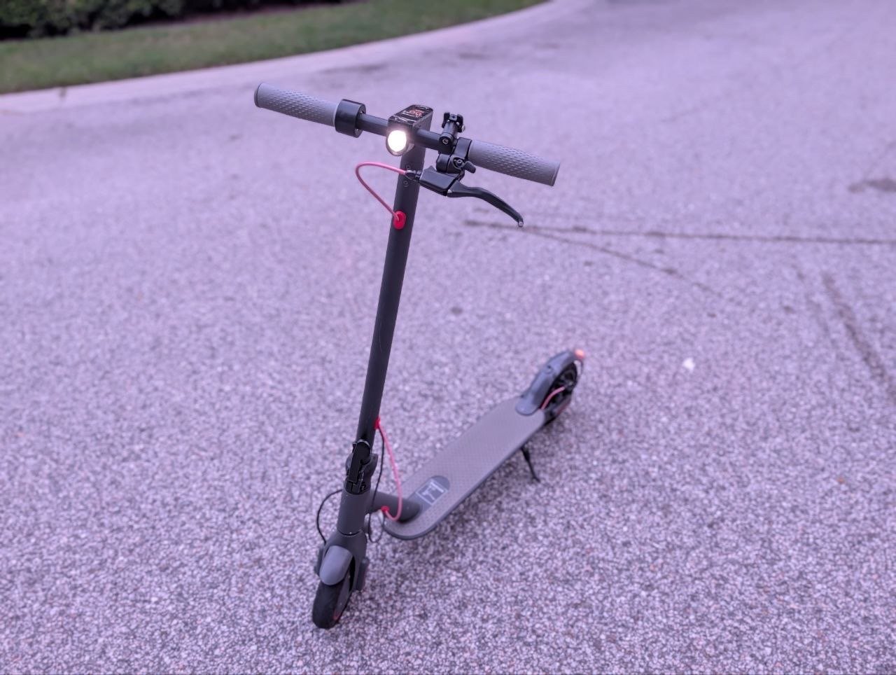 Patinete Elétrico Dobrável Cinza Escuro com Detalhes Vermelhos