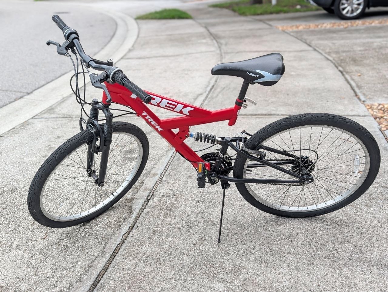 Bicicleta com Suspensão e Quadro na Cor Vermelha