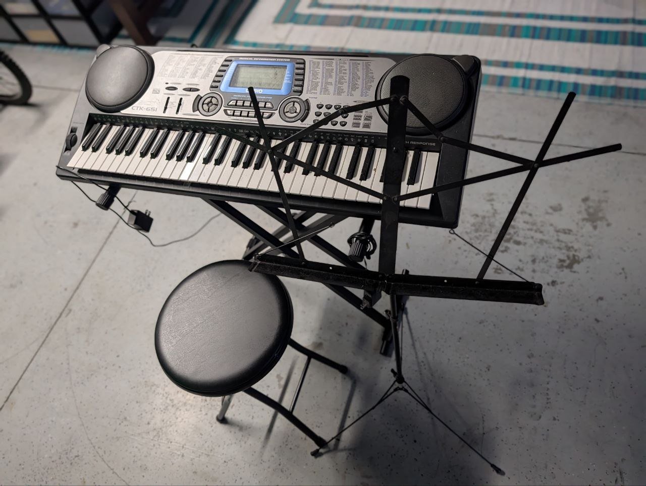 Teclado Musical Casio CTK-651 com Suporte e Banco