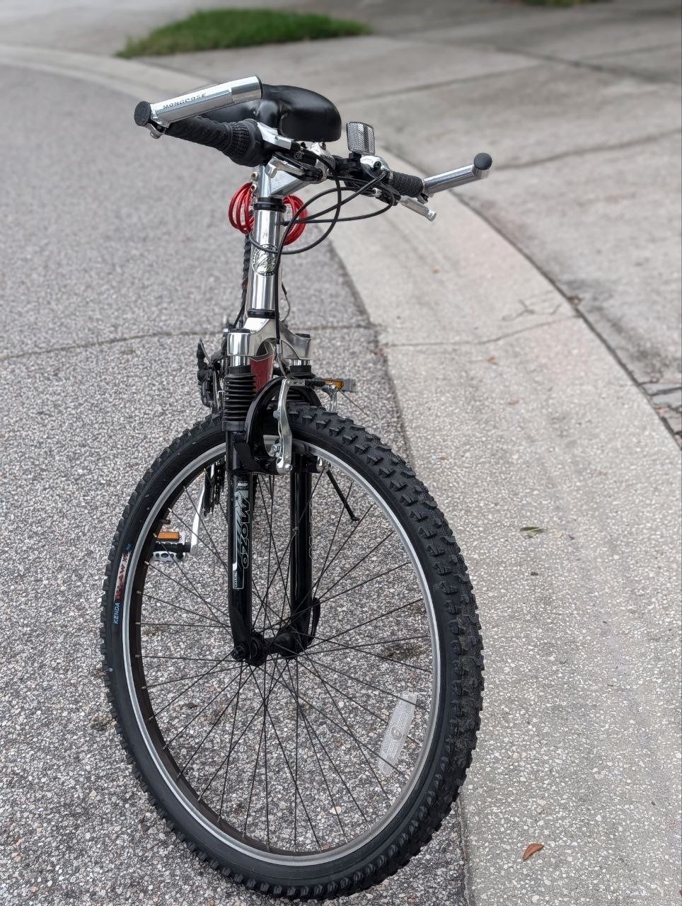 Bicicleta Mountain Bike Mongoose Vermelha e Prata