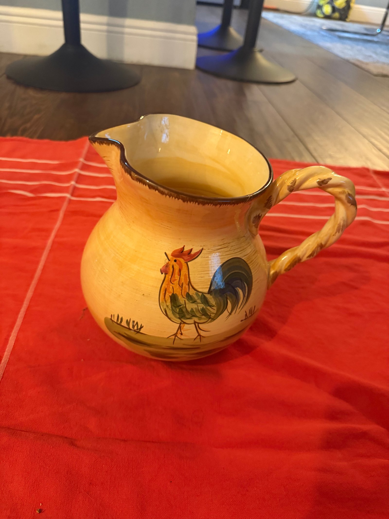 Jarra em Cerâmica Amarela com Pintura de Galo