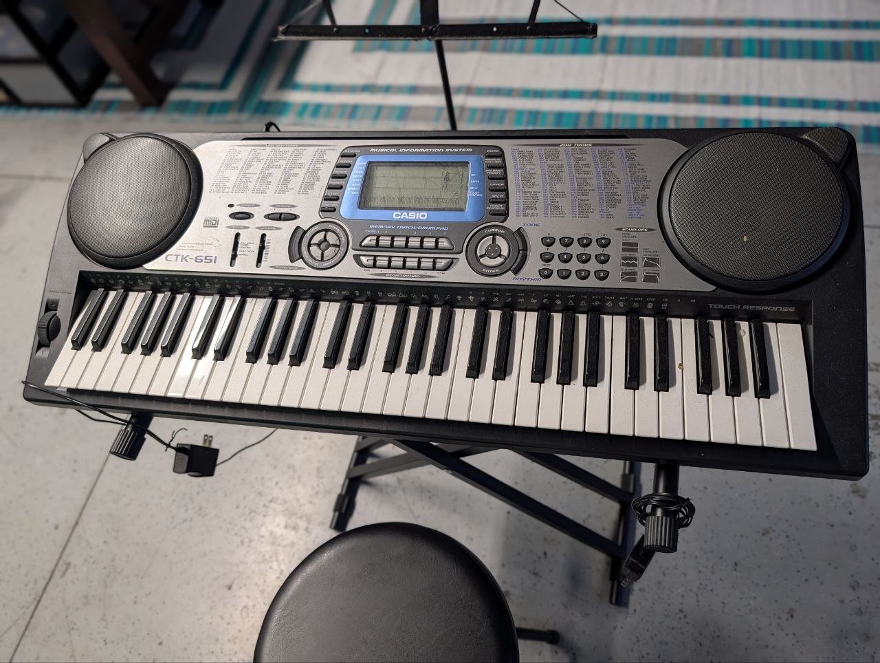 Teclado Musical Casio CTK-651 com Suporte e Banco