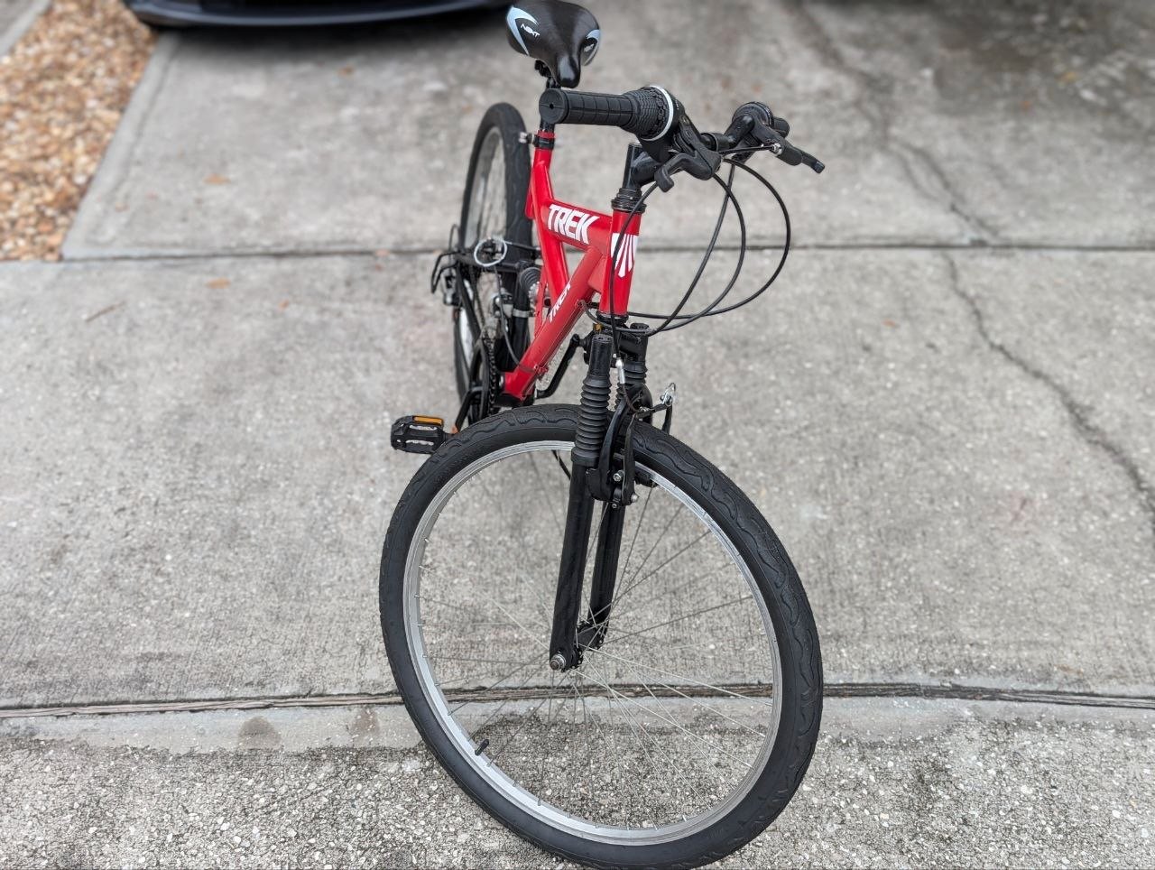Bicicleta com Suspensão e Quadro na Cor Vermelha