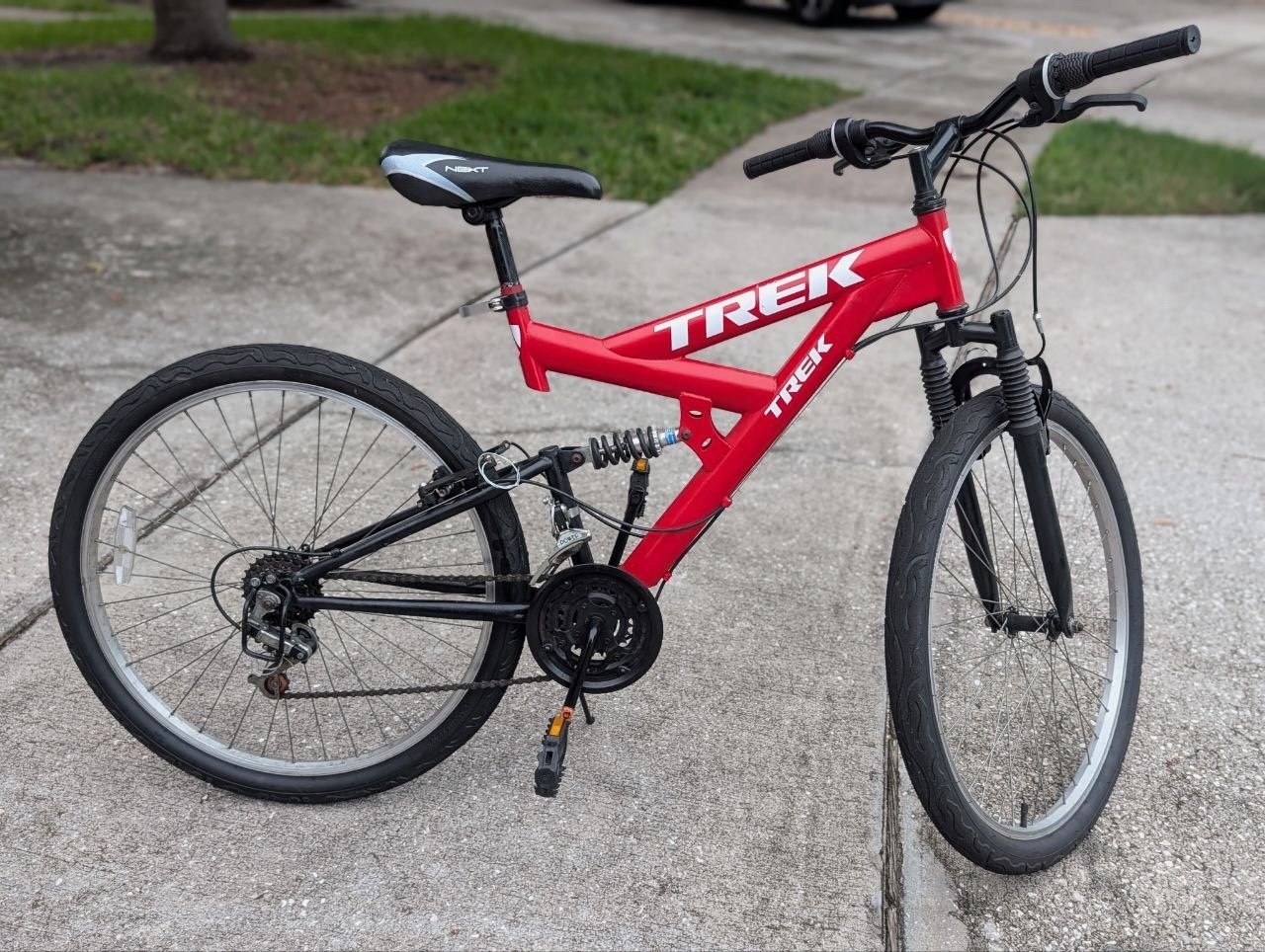 Bicicleta com Suspensão e Quadro na Cor Vermelha