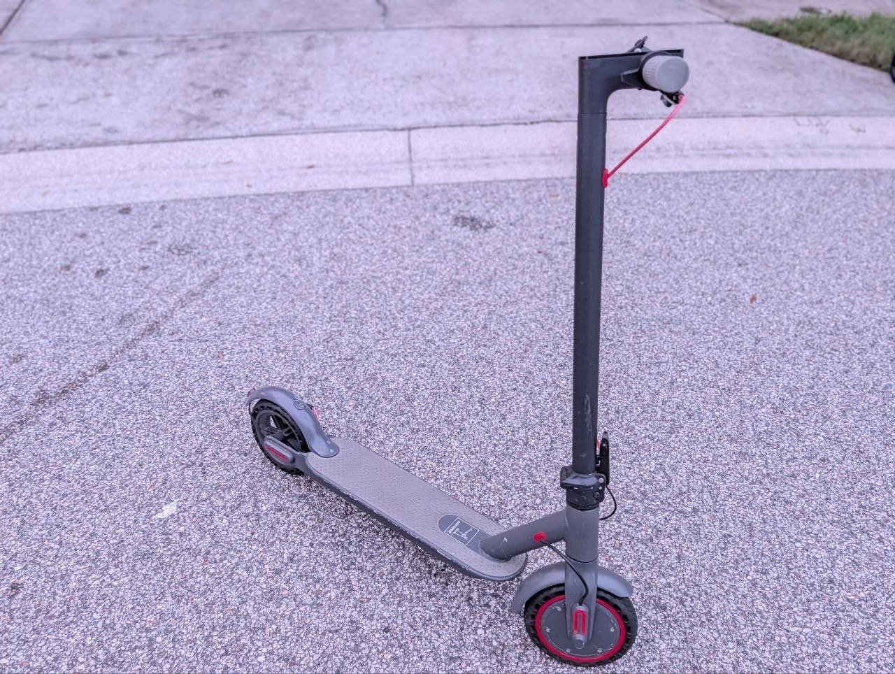 Patinete Elétrico Dobrável Cinza Escuro com Detalhes Vermelhos