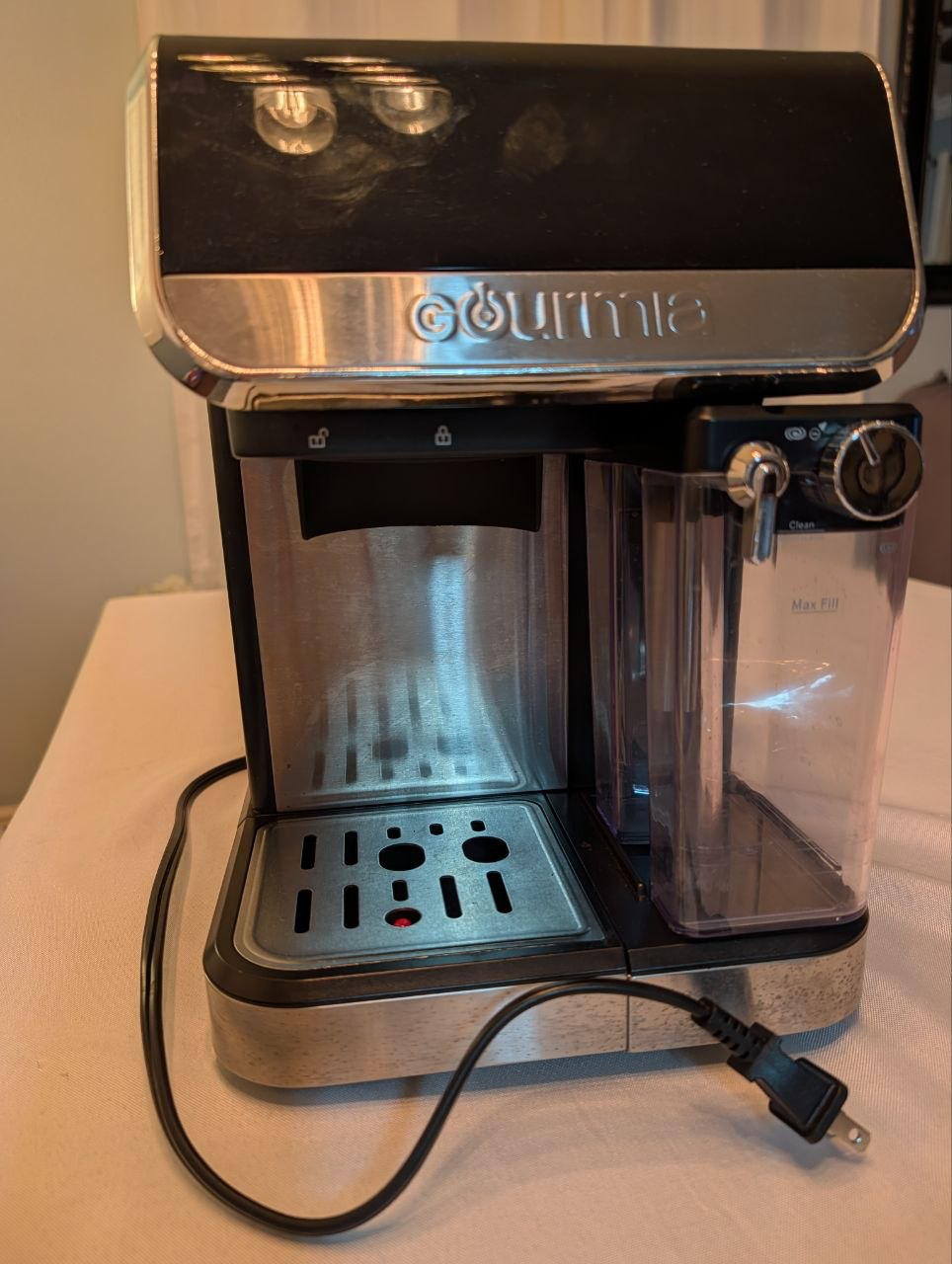 Máquina de Café Expresso e Cappuccino Gourmia com Reservatório de Leite