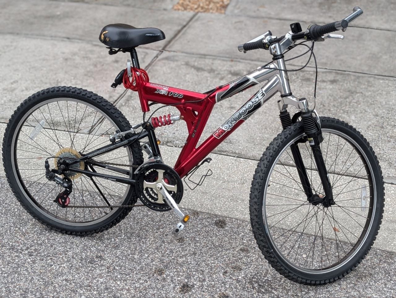 Bicicleta Mountain Bike Mongoose Vermelha e Prata